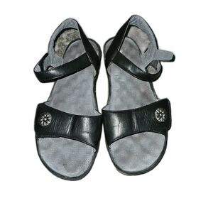 SOFTWALK Black Leather Adjustable Sandals 8 Wide